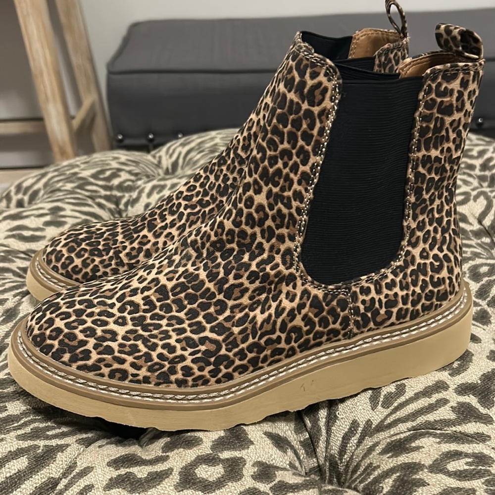 Universal Threads Chelsea boots
